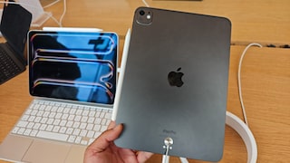 Person hält ein neues iPad Pro im Laden in der Hand