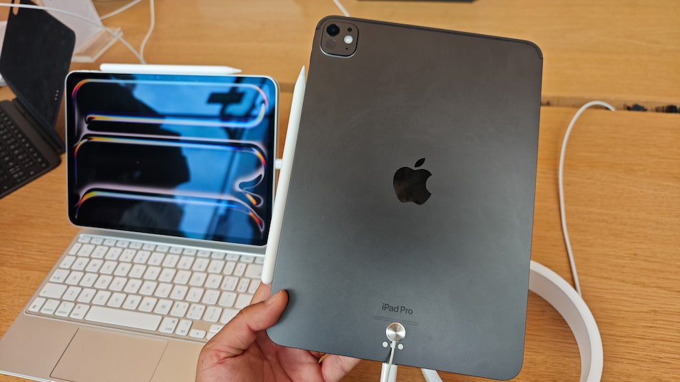 Person hält ein neues iPad Pro im Laden in der Hand