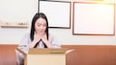 Frau öffnet überrascht ein Paket