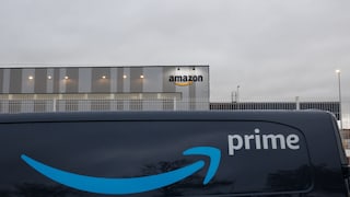 Ein Lieferwagen von Amazon Prime