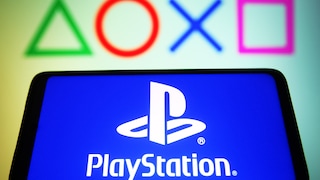 PlayStation-Logo auf einem Handy, dahinter die ikonischen Tastensymbole