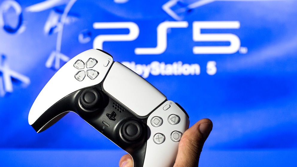 Person hält DualSense-Controller für die PS5 in der Hand