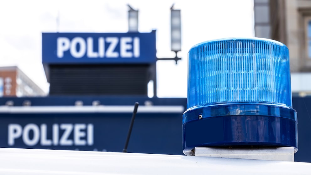 Polizei-Präsidium, im Vordergrund ein Blaulicht