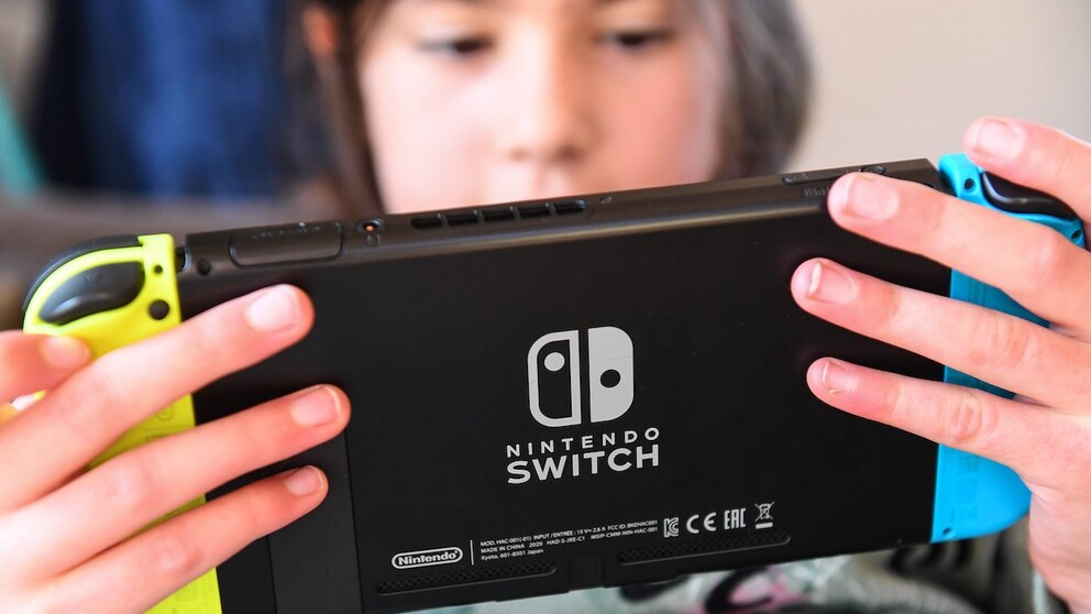 Person hält eine Nintendo Switch in Händen