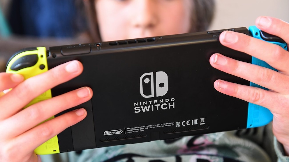 Person hält eine Nintendo Switch in Händen