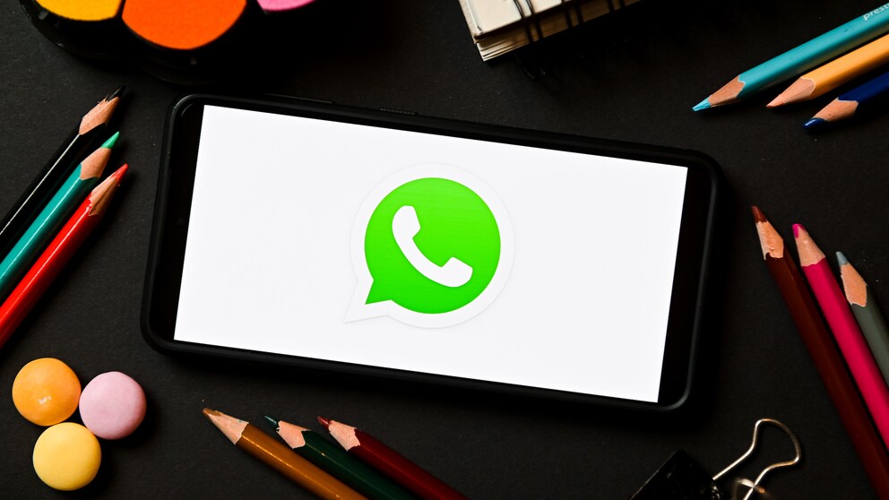 WhatsApp-Logo auf einem Handy