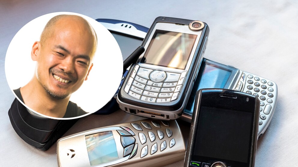TECHBOOK-Redakteur Woon-Mo Sung neben verschiedenen alten Tastenhandys
