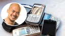 TECHBOOK-Redakteur Woon-Mo Sung neben verschiedenen alten Tastenhandys