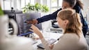 Zwei Frauen am PC mit Code vor sich vielleicht von Passwortmanagern