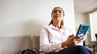 Frau nutzt die elektronische Patientenakte