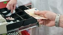 Bei Aldi kann man jetzt auch Geld an der Kasse abheben – mit einem relevanten Vorteil anderen Supermärkten gegenüber