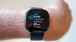 Eine Fitbit Sense an einem Handgelenk