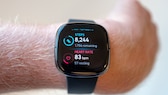 Eine Fitbit Sense an einem Handgelenk