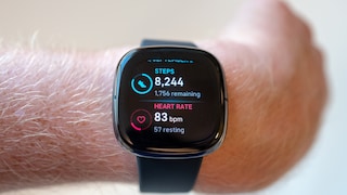 Eine Fitbit Sense an einem Handgelenk