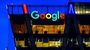 Google-Logo an einem Gebäude