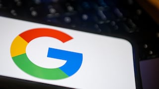 Google Logo auf einem Smartphone mit einer Tastatur