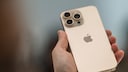 Person hält ein iPhone 16 Pro in der Hand