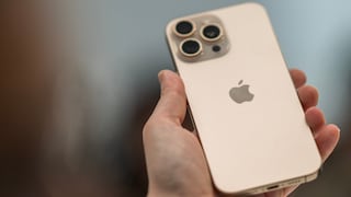 Person hält ein iPhone 16 Pro in der Hand