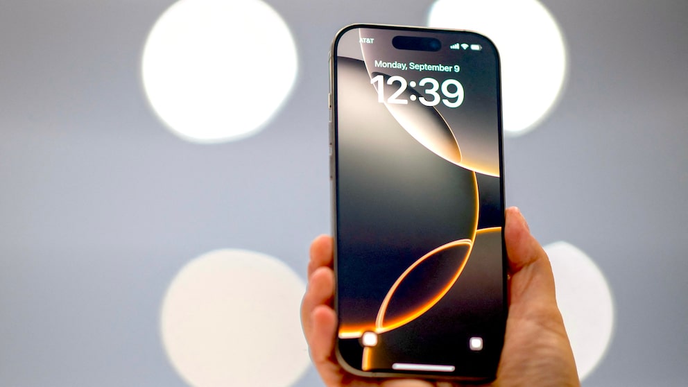 Person hält ein iPhone 16 Pro in der Hand