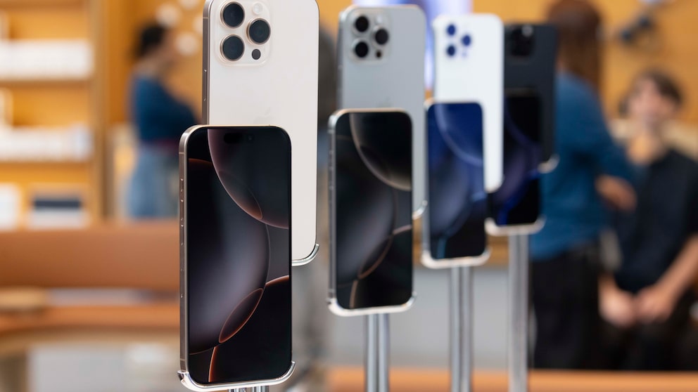 iPhones nebeneinander im Shop