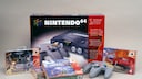 Verpackung eines N64 mitsamt Controller und einigen Spielen