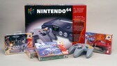 Verpackung eines N64 mitsamt Controller und einigen Spielen