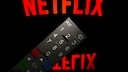 Netflix-Logo auf einem Fernseher, davor eine Fernbedienung