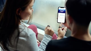 Zwei Personen tragen smarte Ringe an den Fingern