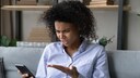 Smartphone einer Frau von Trojaner Trickmo befallen