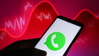 WhatsApp Logo auf einem Smartphone mit einem roten Hintergrund
