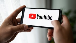 Person hält Smartphone mit YouTube in den Händen