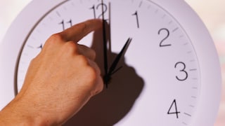 Zweimal im Jahr stellen wir die Uhren um. Doch wie funktioniert die Zeitumstellung technisch eigentlich?