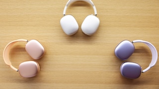 Verschiedene Farbvarianten der AirPods Max auf einem Tisch