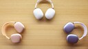 Verschiedene Farbvarianten der AirPods Max auf einem Tisch