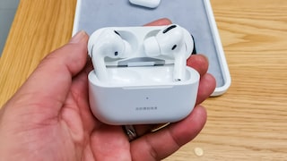Person hält AirPods Pro im Laden in der Hand
