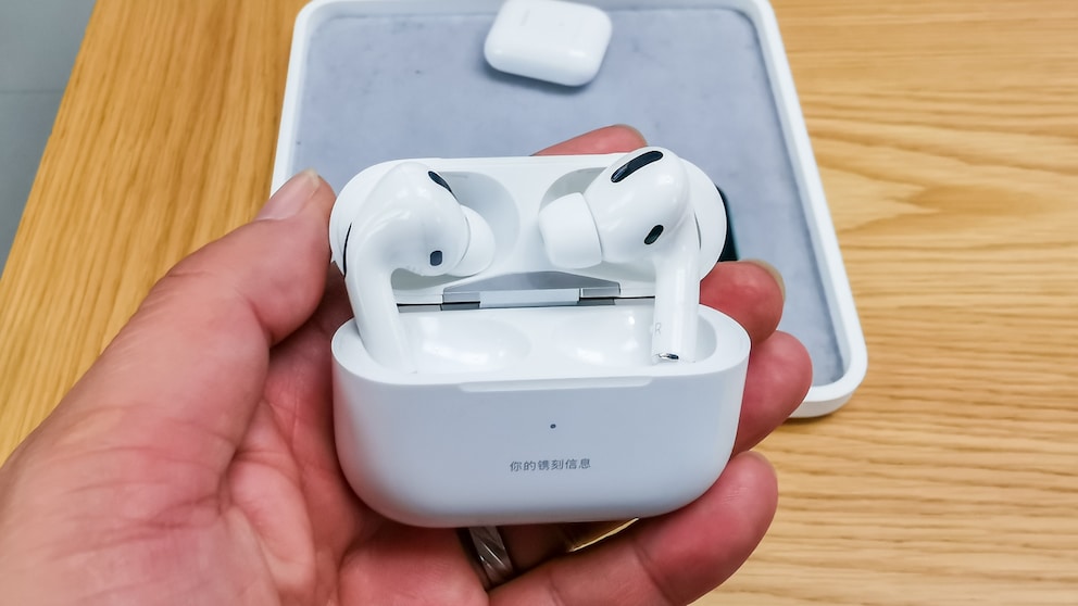 Person hält AirPods Pro im Laden in der Hand