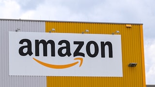 Amazon-Logo an einem Gebäude