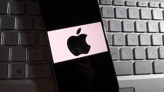 Apple Logo auf einem Smartphone mit Tastatur