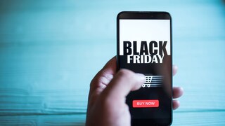 Black Friday Logo auf einem Smartphone mit blauem Hintergrund