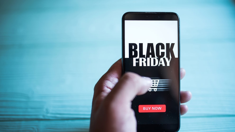 Black Friday Logo auf einem Smartphone mit blauem Hintergrund