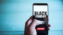 Black Friday Logo auf einem Smartphone mit blauem Hintergrund