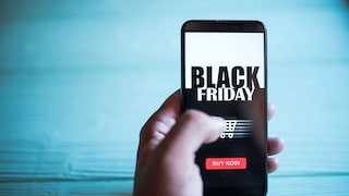 Black Friday Logo auf einem Smartphone mit blauem Hintergrund