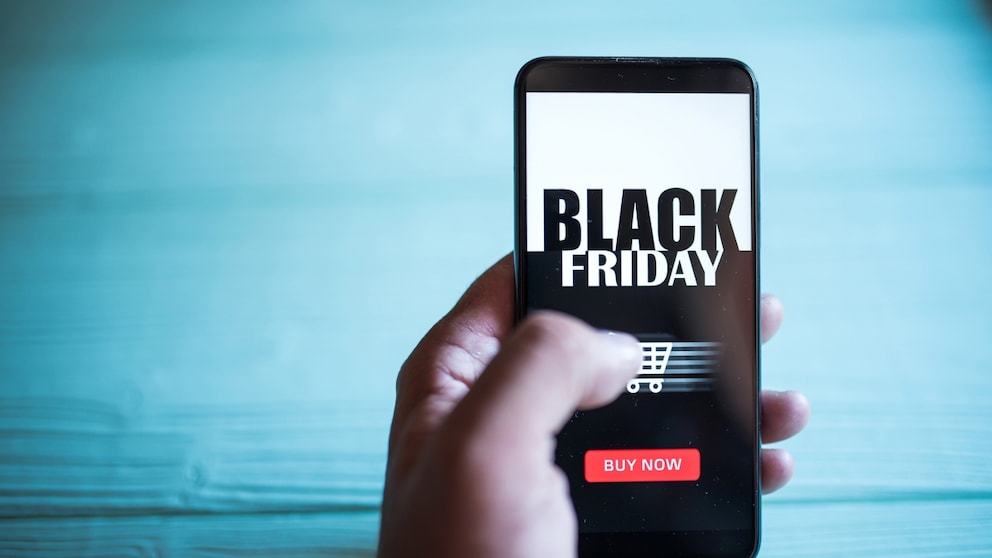 Black Friday Logo auf einem Smartphone mit blauem Hintergrund