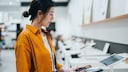 Frau mit Smartphone in der Hand im Shop