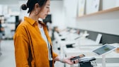 Frau mit Smartphone in der Hand im Shop