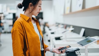 Frau mit Smartphone in der Hand