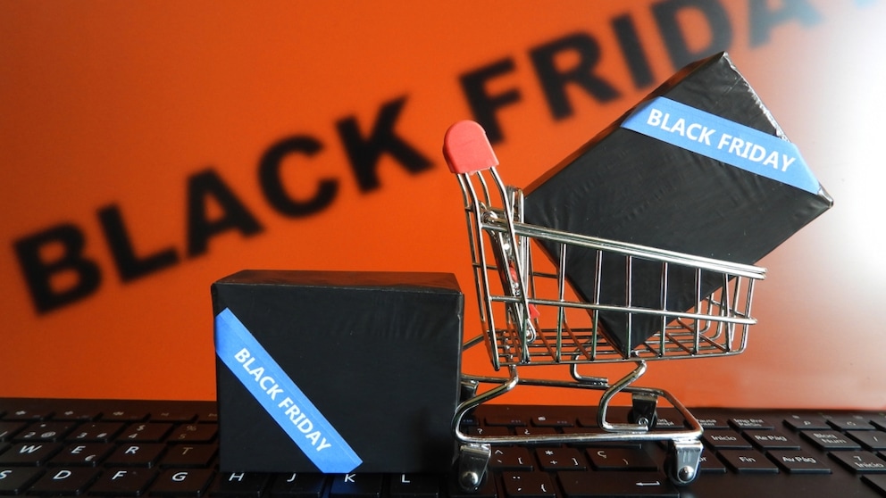 Black Friday mit Einkaufswagen und Paketen auf einer Tastatur