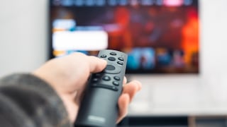 Fernseher im Hintergrund mit Fernbedienung
