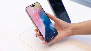 iPhone 16 in der Hand einer Person