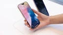 iPhone 16 in der Hand einer Person